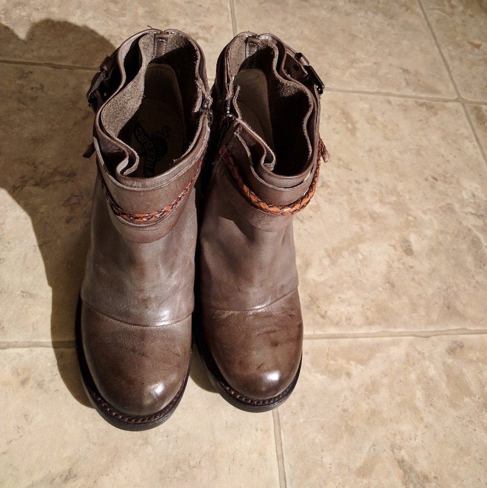 Freebird by Steven Madden Lion size 9